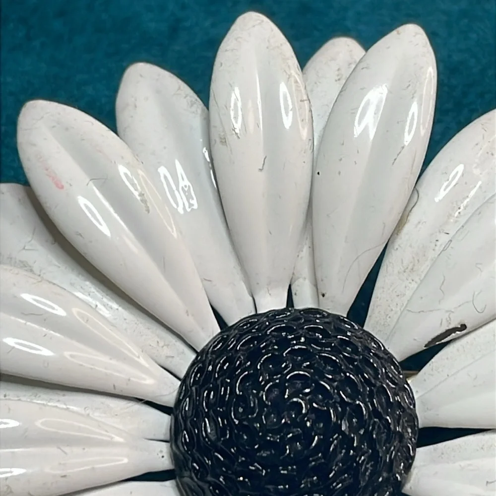 Vintage Enamel White Daisy Flower Brooch - Picture 2 of 7